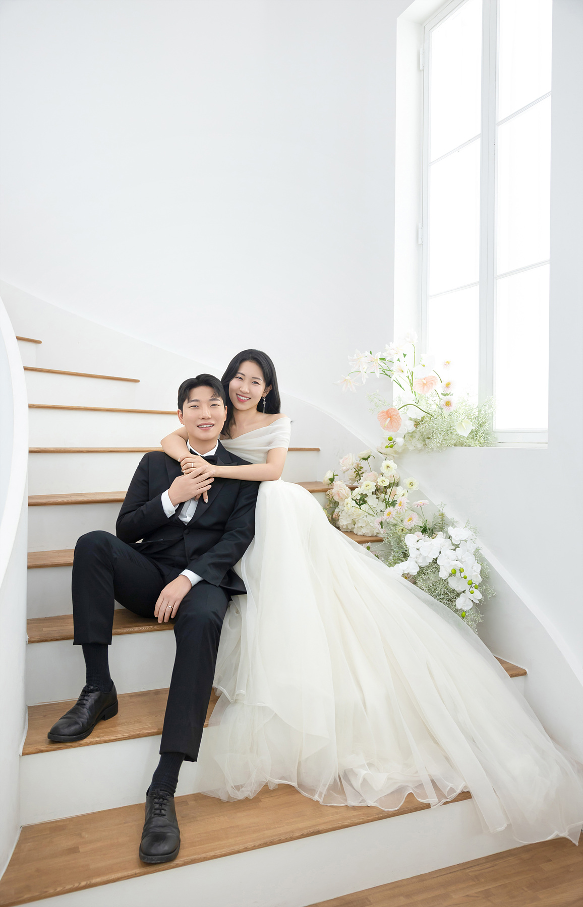 흰 계단에서 함께한 두 사람